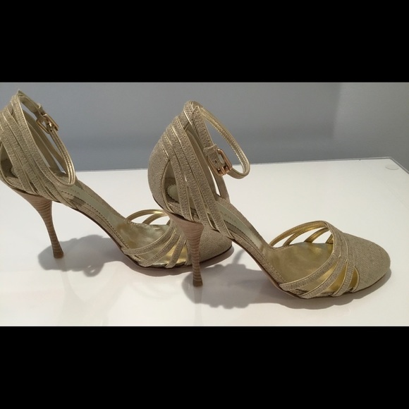 BCBG MAXAZRIA METALLIC GOLD LINEN STACKED HEELS 7 - Picture 6 of 13